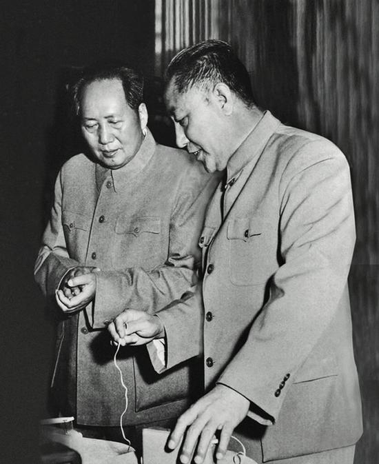  ▲南汉宸（右）与毛泽东在一起&nbsp;
