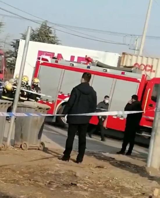 刘忻赶回箭口村时，自家的澡堂已被警戒线围住