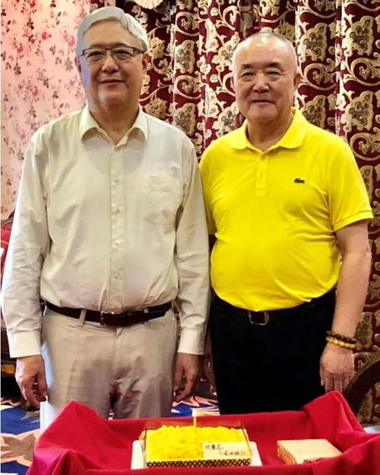 荣智权（左）与董炳根近日合影