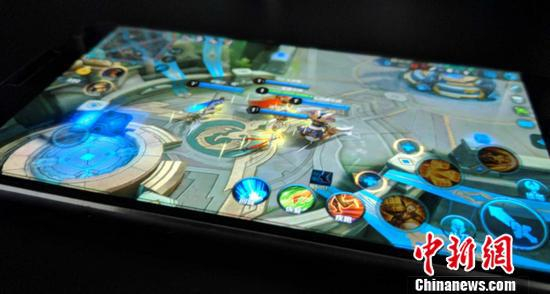 玩家在玩王者荣耀游戏。 张旭 摄