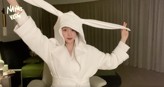 欧阳娜娜在Vlog中展示其个人品牌“nabi”的浴袍