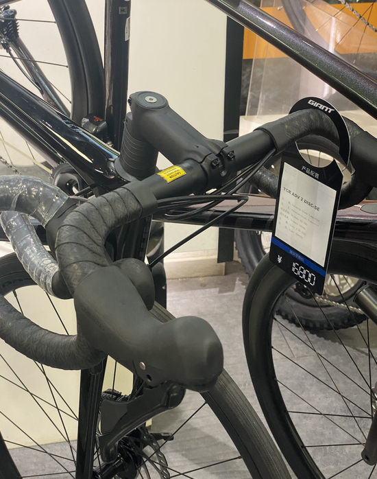 捷安特店内一辆标价16800的公路车