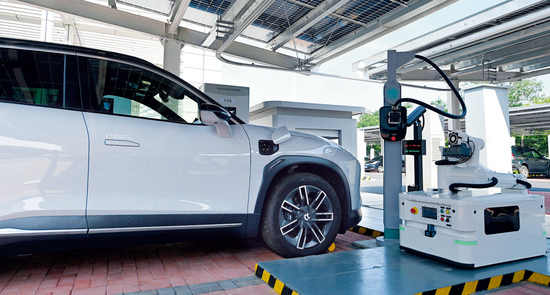 ▲8月18日，天津津门湖新能源汽车综合服务中心，机器人正在为新能源汽车充电。李然摄/本刊