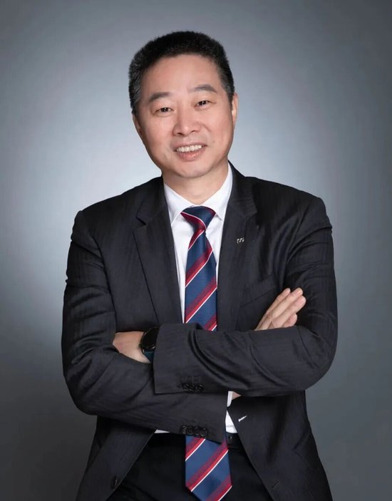 上海浦东发展银行党委委员、公司业务总监，上海分行党委书记、行长 汪素南
