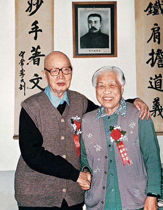  ▲李葆华和夫人在家中
