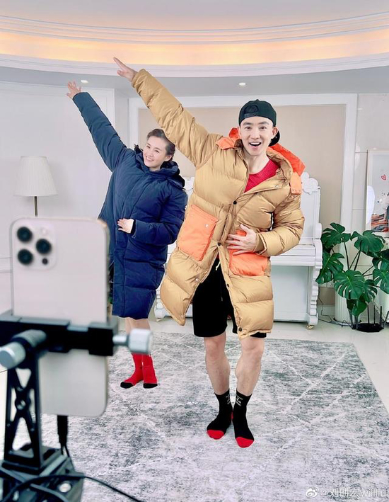为了避免被直播系统警告封禁，刘畊宏与妻子换上了羽绒服跳操。来源：刘畊宏微博
