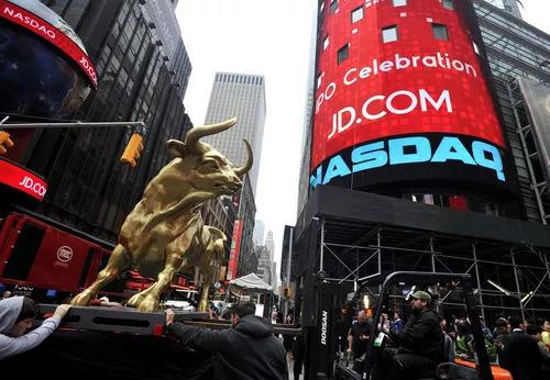 　2014年5月22日，美国纽约纳斯达克交易所附近，一块大屏幕显示出京东上市的消息。新华社记者 王雷 摄
