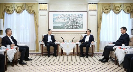 ▲葛海蛟与江苏省委书记信长星、省长许昆林举行工作会谈