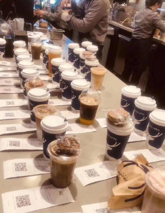 （八旬的老夫妇来买咖啡 &nbsp;图/新浪科技）