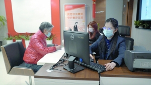 沪上某券商营业部正在办理业务的老人
