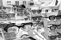 深圳华强北柜台 大面积下架“白牌”智能眼镜