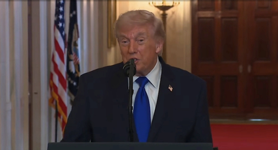 　当地时间2月23日，特朗普在白宫举行的一场活动上发表讲话。 图源：《纽约邮报》视频截图