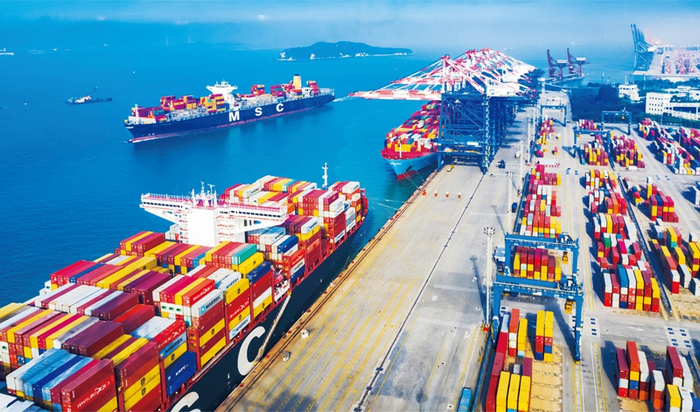 　厦门港集装箱吞吐量已居世界第14位，156条航线通往全球149个港口，海运、空运、陆运通达五洲，已成为国家重点规划建设的四大国际航运中心之一。图为2020年5月17日繁忙的厦门港。 厦门市委供图 王协云/摄