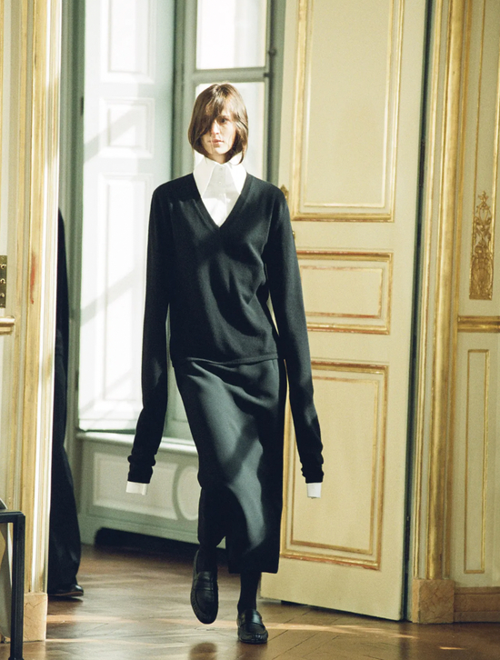 The Row的设计弱化品牌标识，但这不代表这些没有显眼标识的产品不具备奢侈品天然的社交属性