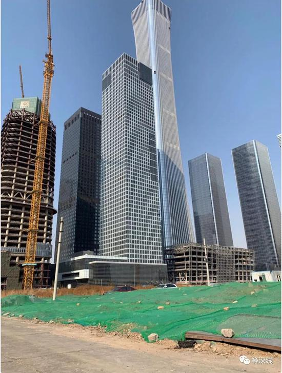 Z3地块旁边的中国尊早已建成。&nbsp;&nbsp;《等深线》记者 黎慧玲 摄影