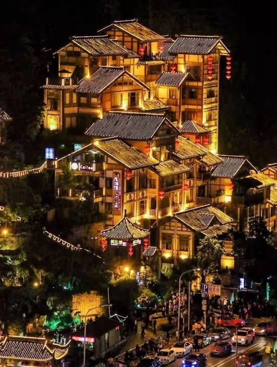 网红城市的出圈景点——洪崖洞（图源：搜狐网）