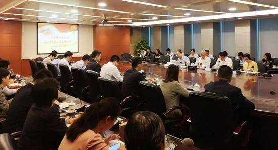 牛锡明与支部党员一起集体学习