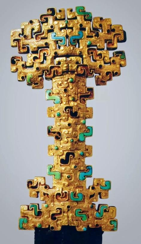 ▲陕西宝鸡益门2号墓出土的金柄蟠虺纹镶嵌绿松石铁剑。　宝鸡市考古研究所藏