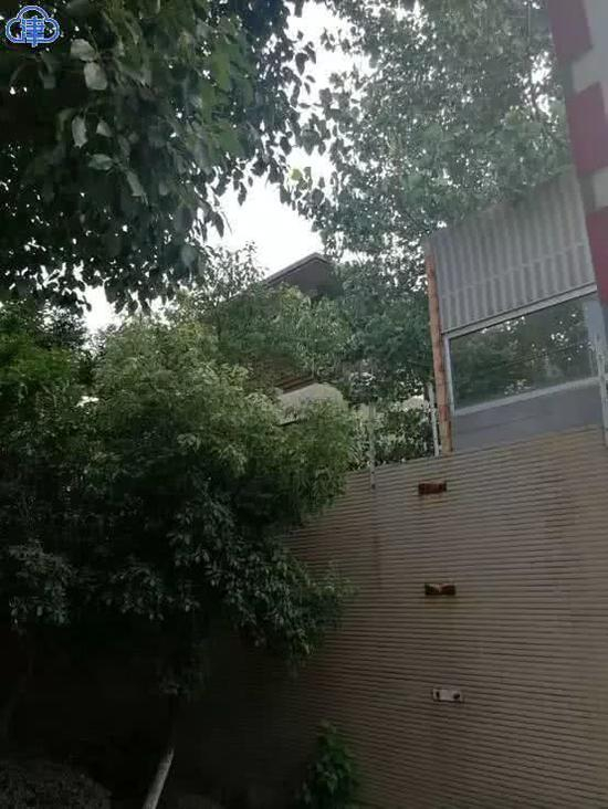 王振华母亲居住的别墅小区，私密性极佳