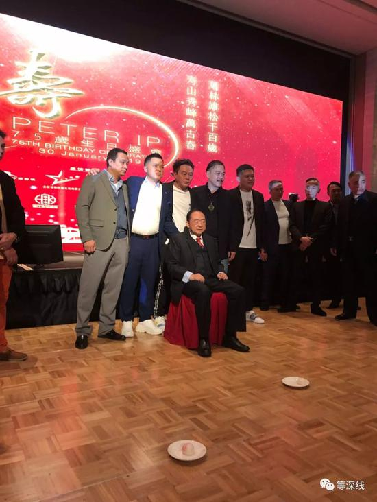 “赌船之父”叶寿75岁寿宴上，众人与其合影。 &nbsp;&nbsp;《等深线》记者 &nbsp;周远征 摄影