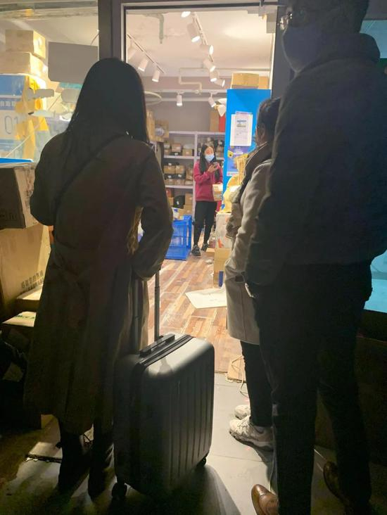 排队取快递的用户 图&nbsp;/ 燃财经拍摄