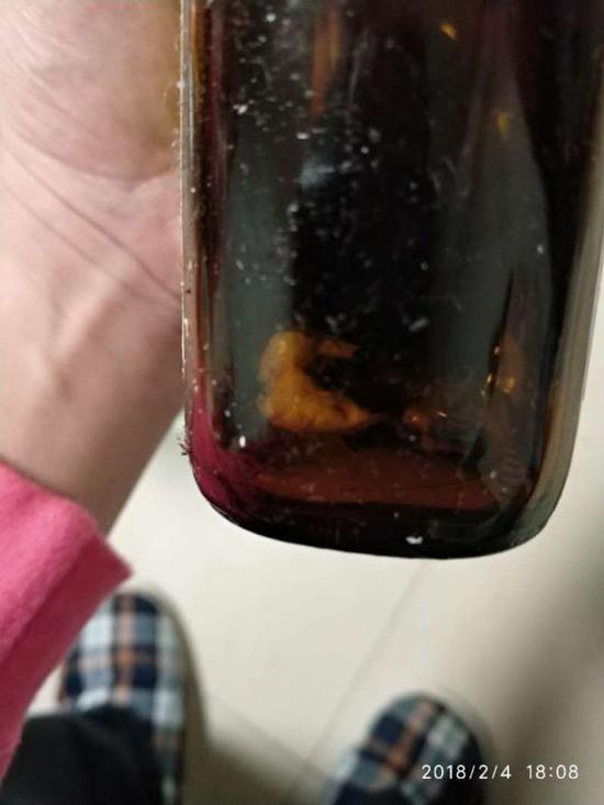 （图为爆料者发现第一瓶存在的白色异物）