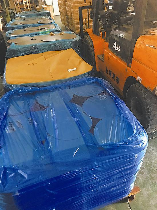 浙江永康某公司车间内等待做高仿手工铁锅的锅坯。&nbsp;&nbsp;&nbsp;鲁青/摄