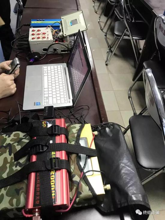 从上到下依次是变压器、嗅探信道机、电脑、车载电源