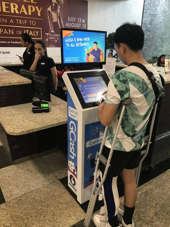 由于银行卡不普及，Gcash需要用机器充值