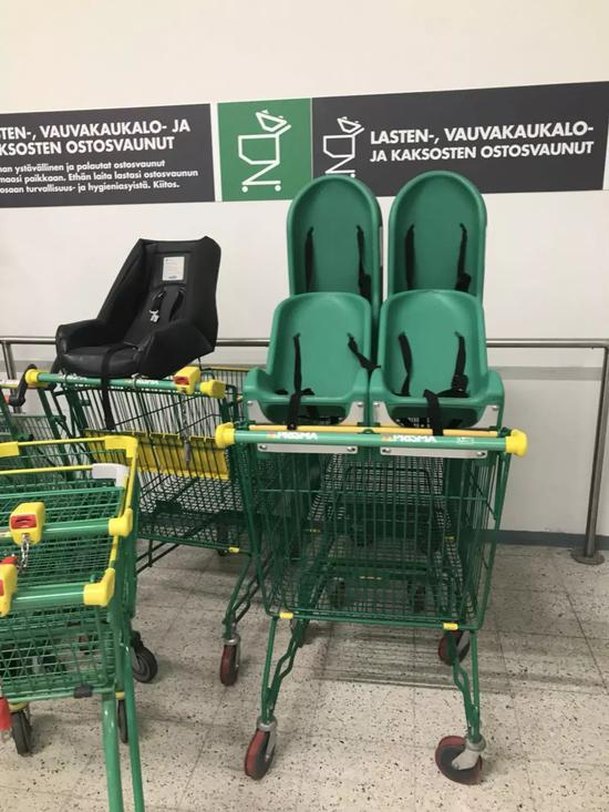 芬兰超市内的亲子购物车