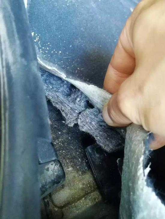 ▲座椅底部生锈情况（图片由投诉者提供）