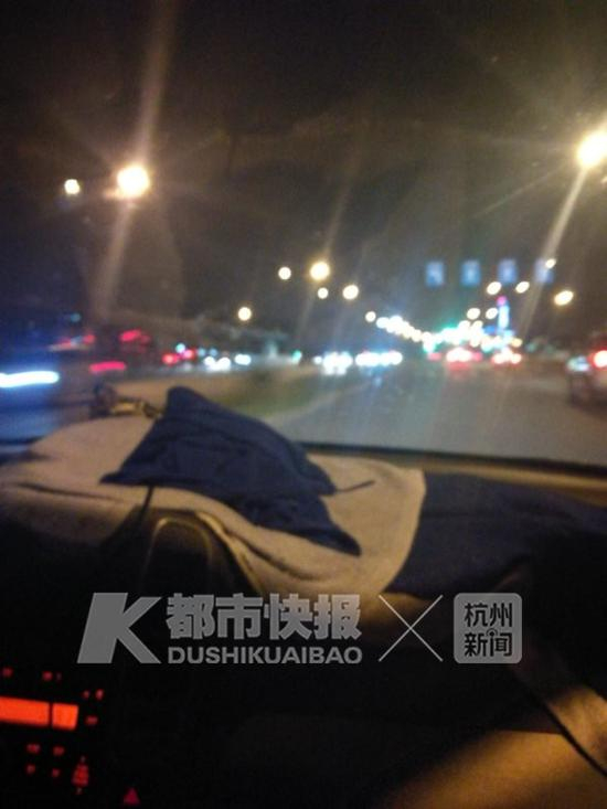 “那你这个出租车空车的牌子哪里来的？”