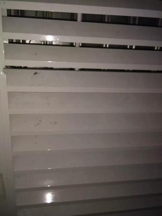 交付时，红砖上的幕墙装饰却是这样的