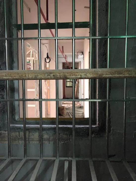 普通农民房，窗户对面就是万科改造的农民房