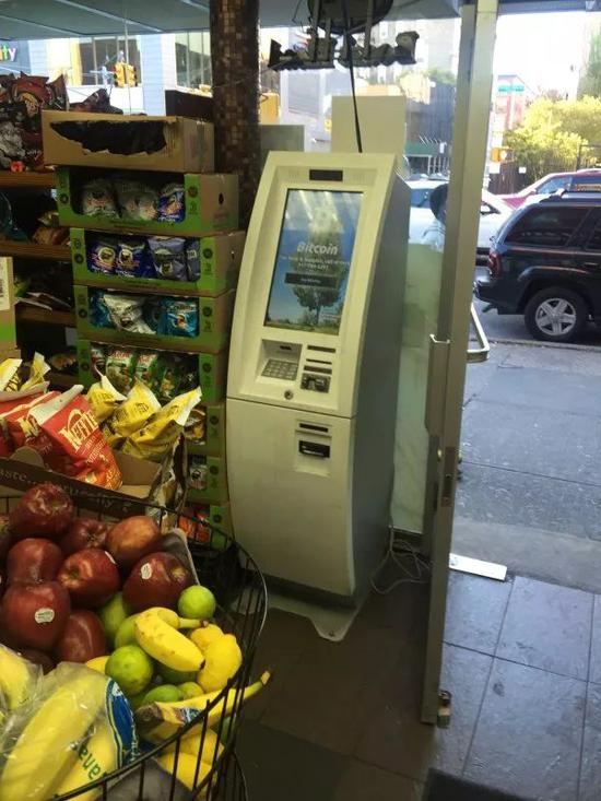 在乐事薯片货架旁边，是这样一台类似于 ATM 机的设备。