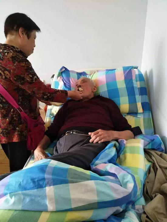 ▷正在照顾老钱的赵亚梅