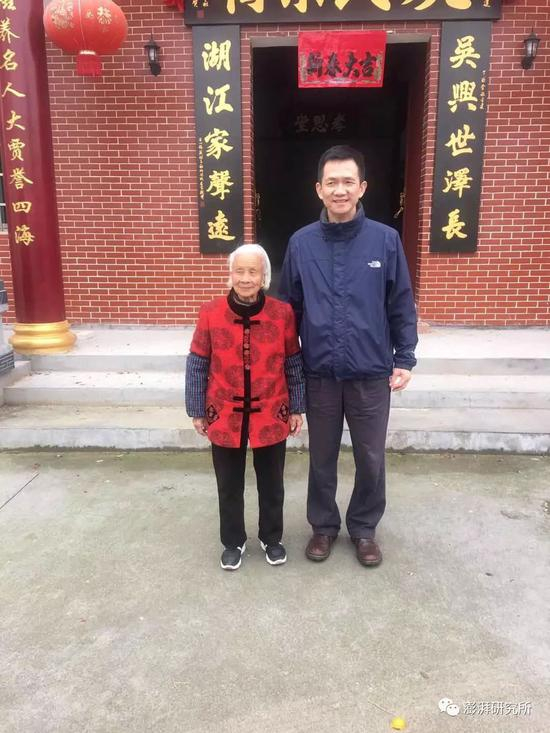 姚洋与伯母的合影。