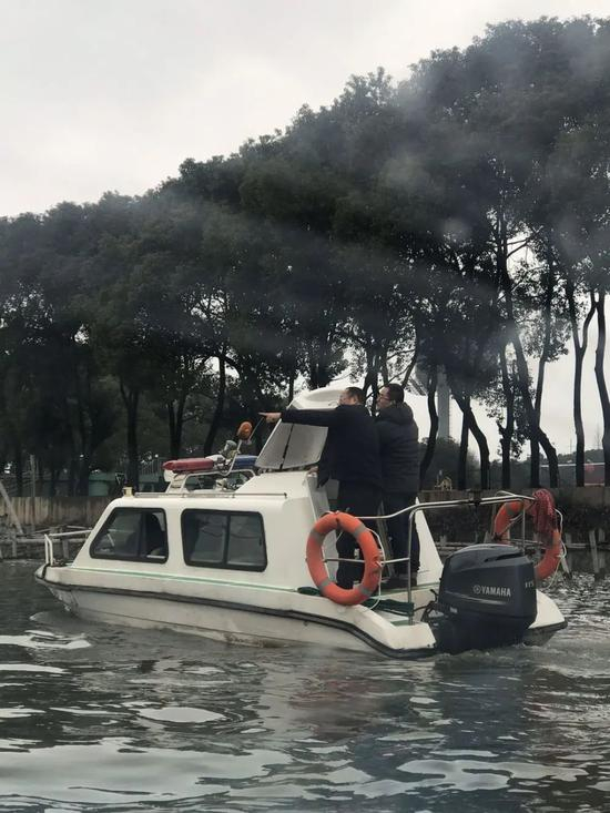 ▲王江泾镇、盛泽镇两地河长在麻溪港上联合巡河。新华社发