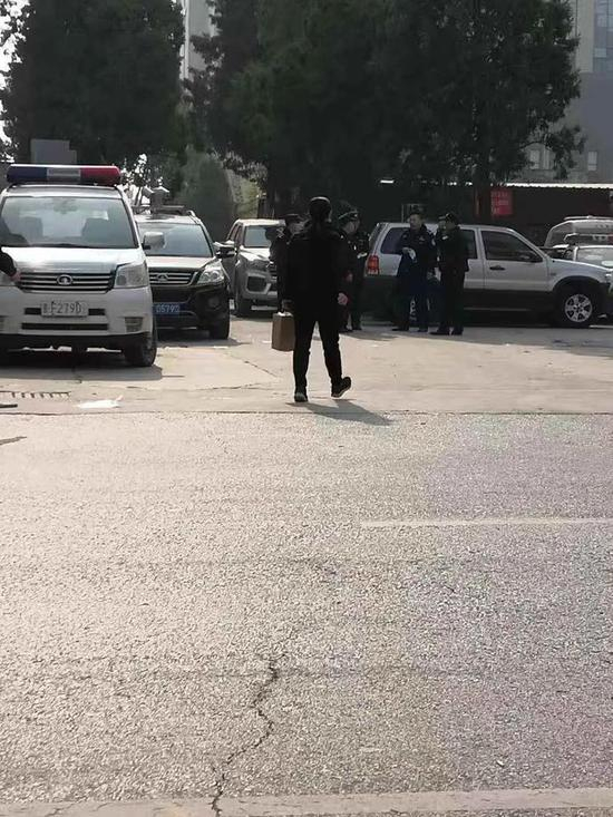  大午集团高层被控制后，警方仍未撤走（受访者供图）