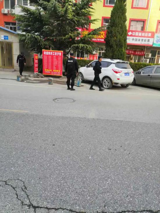  大午集团主要路口有民警在执勤（受访者供图）