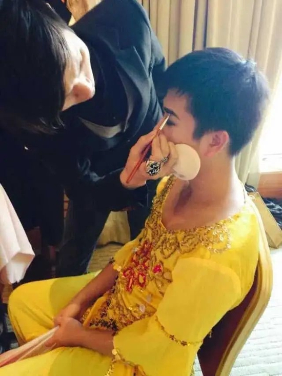 　图 | 后台化妆的我