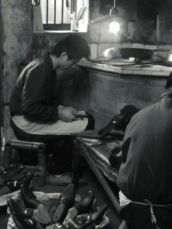 1980年，郑秀康创办红象皮鞋作坊&nbsp;&nbsp;图：“温州市鞋革行业协会”微信公号