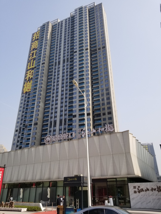 3月，位于武汉汉阳国博滨江的招商江山和樾降价促销。唐军/摄