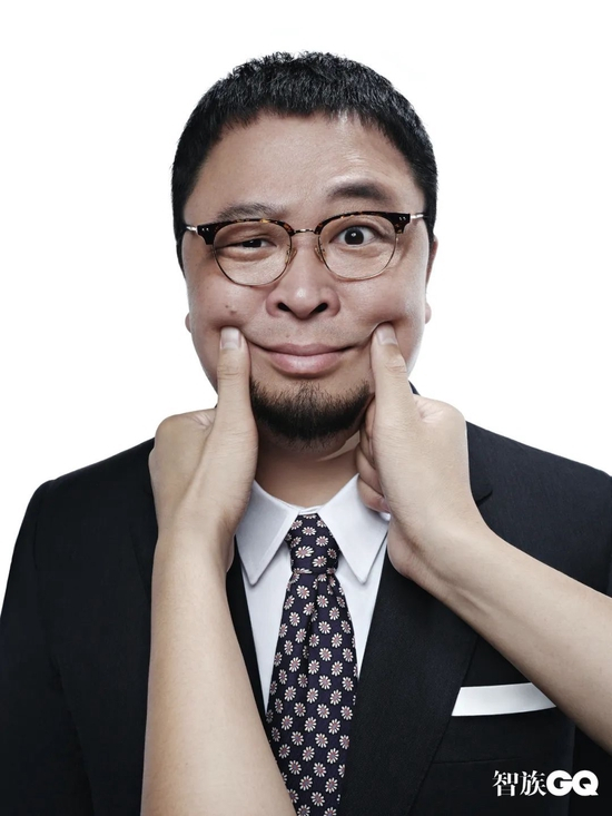 黑色套西、衬衫、领带 均为Canali 深棕色玳瑁半框眼镜 Gentle Monster