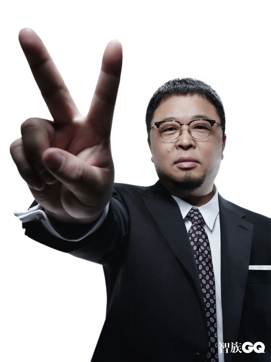 黑色套西、衬衫、领带 均为Canali 深棕色玳瑁半框眼镜 Gentle Monster