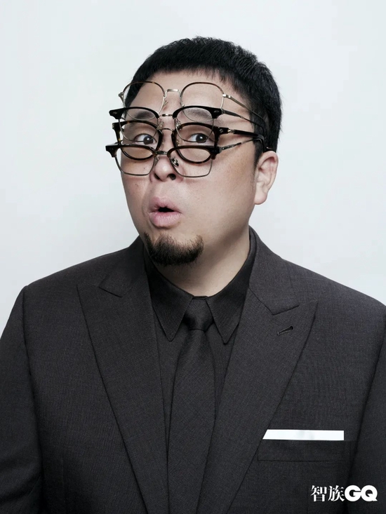 羊毛西装 衬衫 领带 均为 GQ Made 从上到下 玳瑁半框眼镜 Giorgio Armani from LensCrafters 黑框半框眼镜 Gentle Monster 深棕色玳瑁框眼镜 HAZE COLLECTION 深棕色玳瑁半框眼镜 Gentle Monster