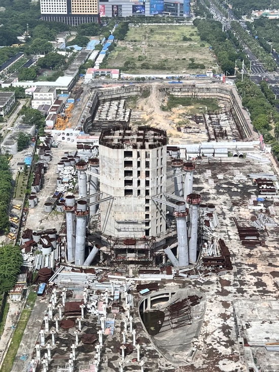 停工中的“海南第一高楼”——海口双子塔·南塔项目。陈标志/摄