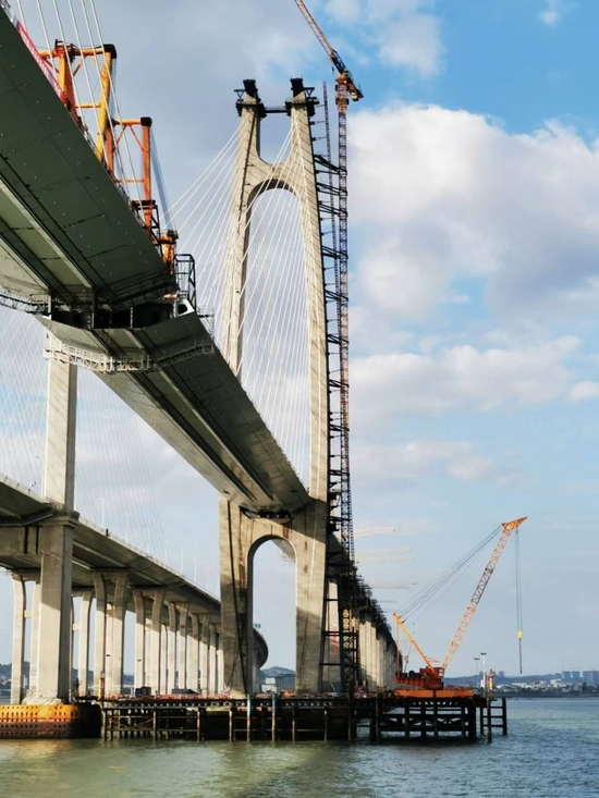 ▲ 泉州湾跨海大桥大桥桥塔实景照片&nbsp;&nbsp;（图源：铁四院严爱国团队）