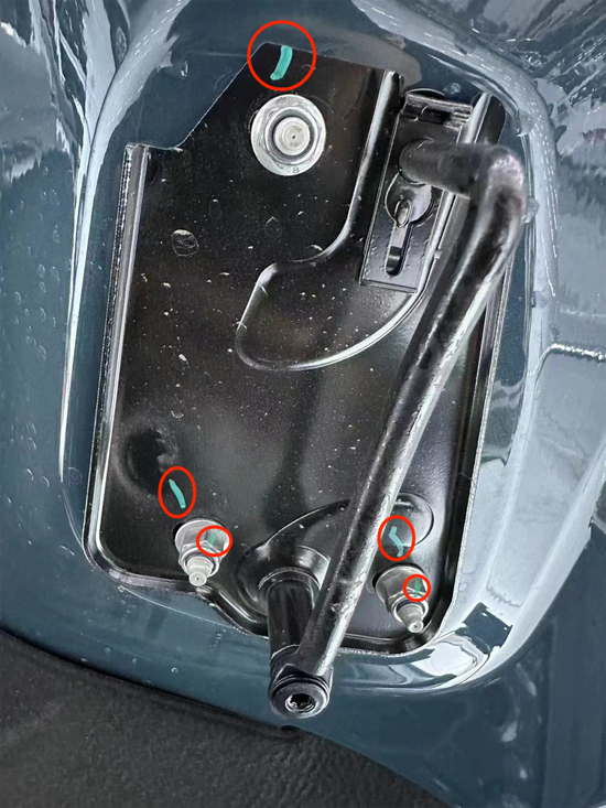 ▲发动机部分螺丝钉有拧动和拆卸痕迹（受访者供图）