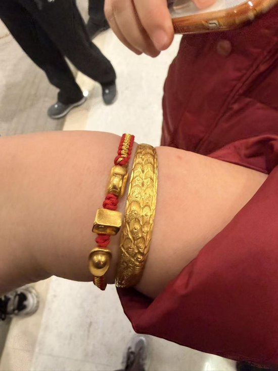 （阿姨向记者展示其早前购买的金镯，来源：21世纪经济报道记者郭聪聪拍摄） 